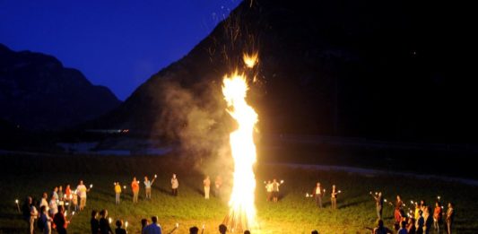 I comunisti al “Falò delle Alpi” contro il raddoppio del San Gottardo