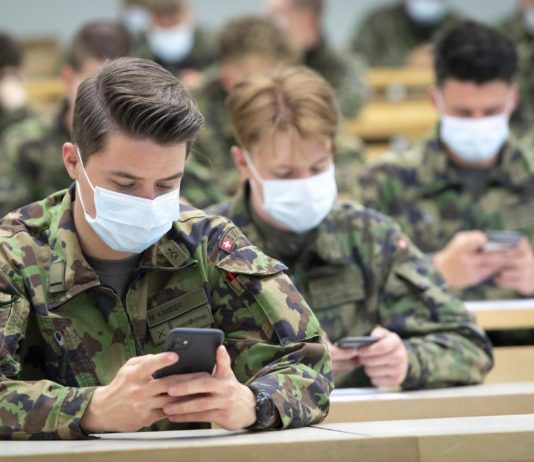 Divieto di WhatsApp per i militari? Alla buon’ora!